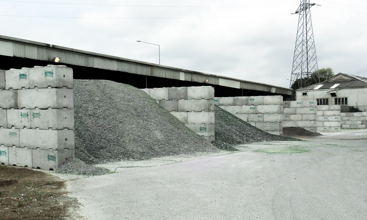 Interbloc storage bays and laydown walls at a mine site