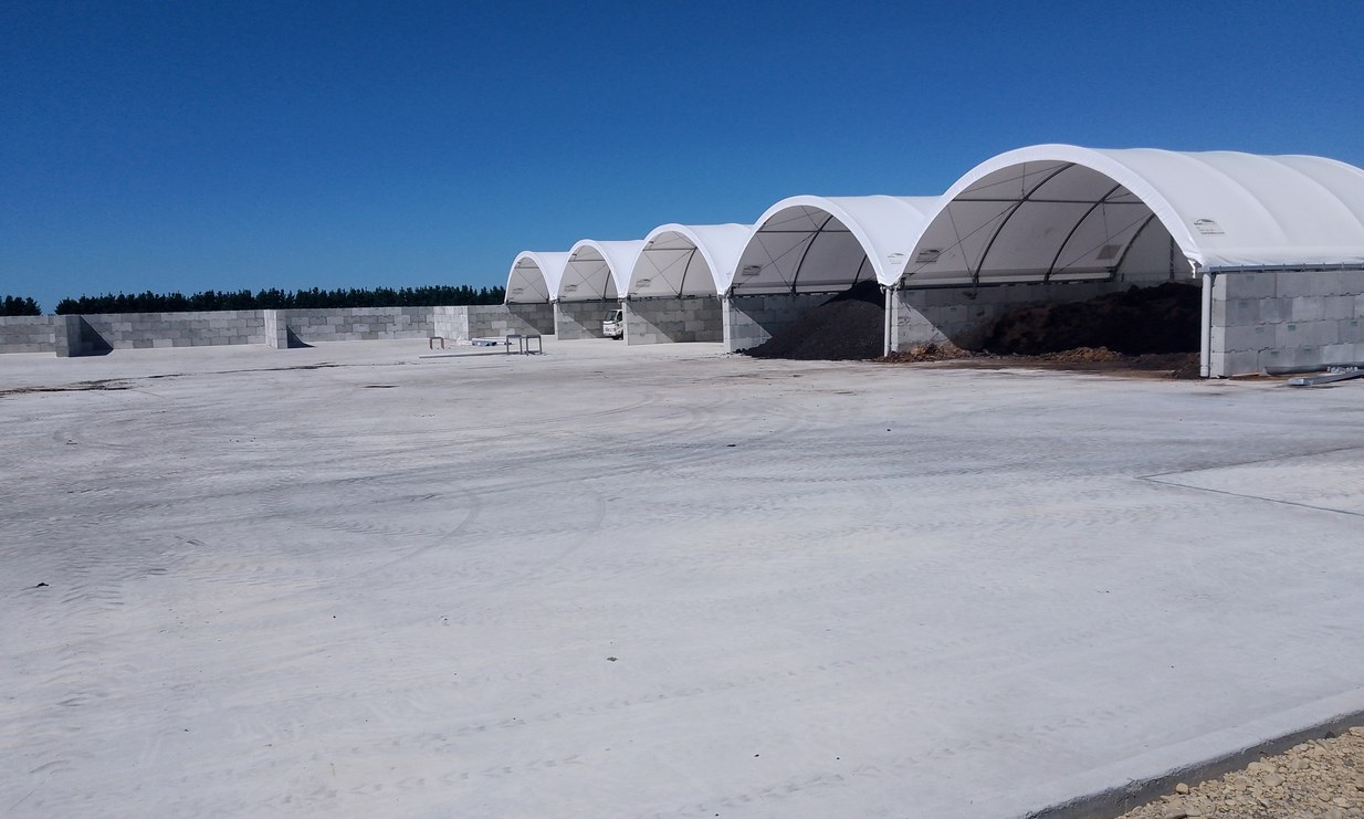 Interbloc storage bays and laydown walls at a mine site