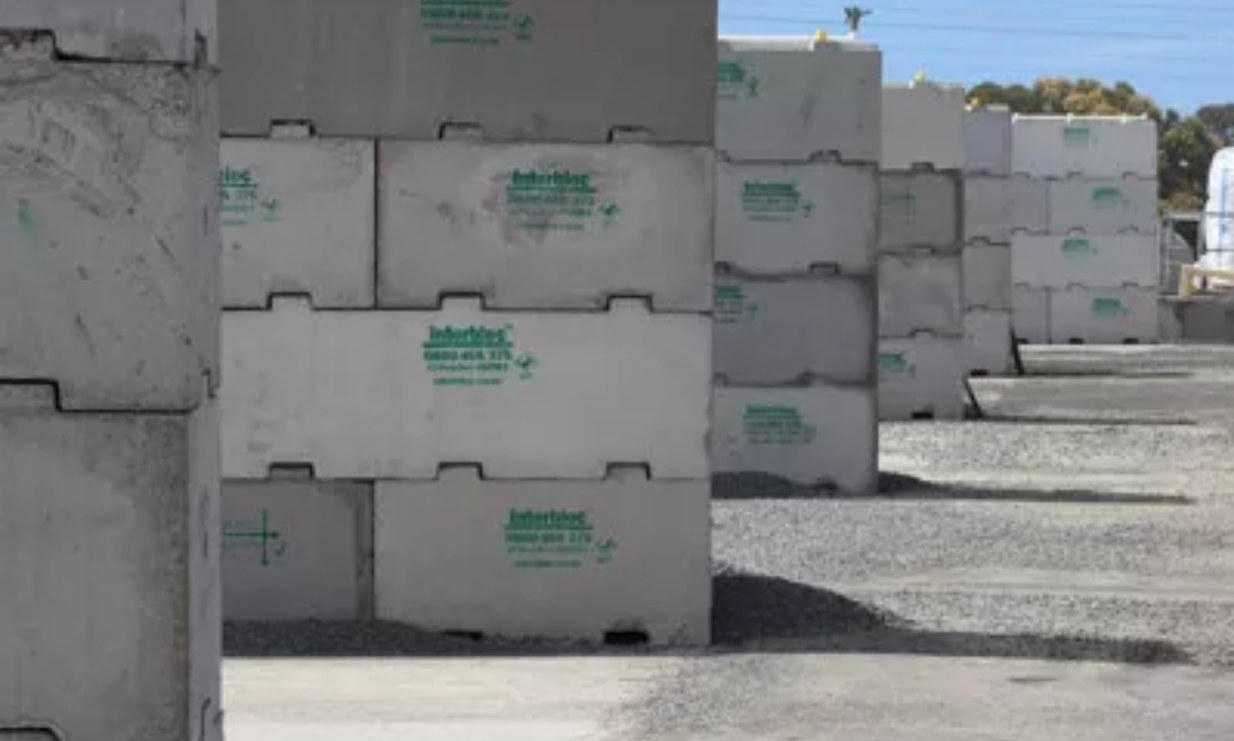 Interbloc settlement pond wall managing water on a civil site