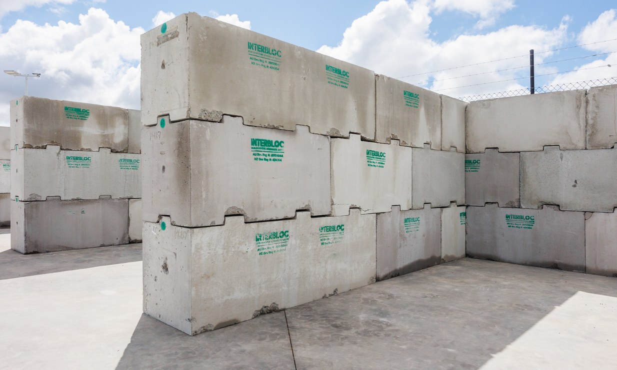 Interbloc concrete blocks used as propping counterweight on a construction site