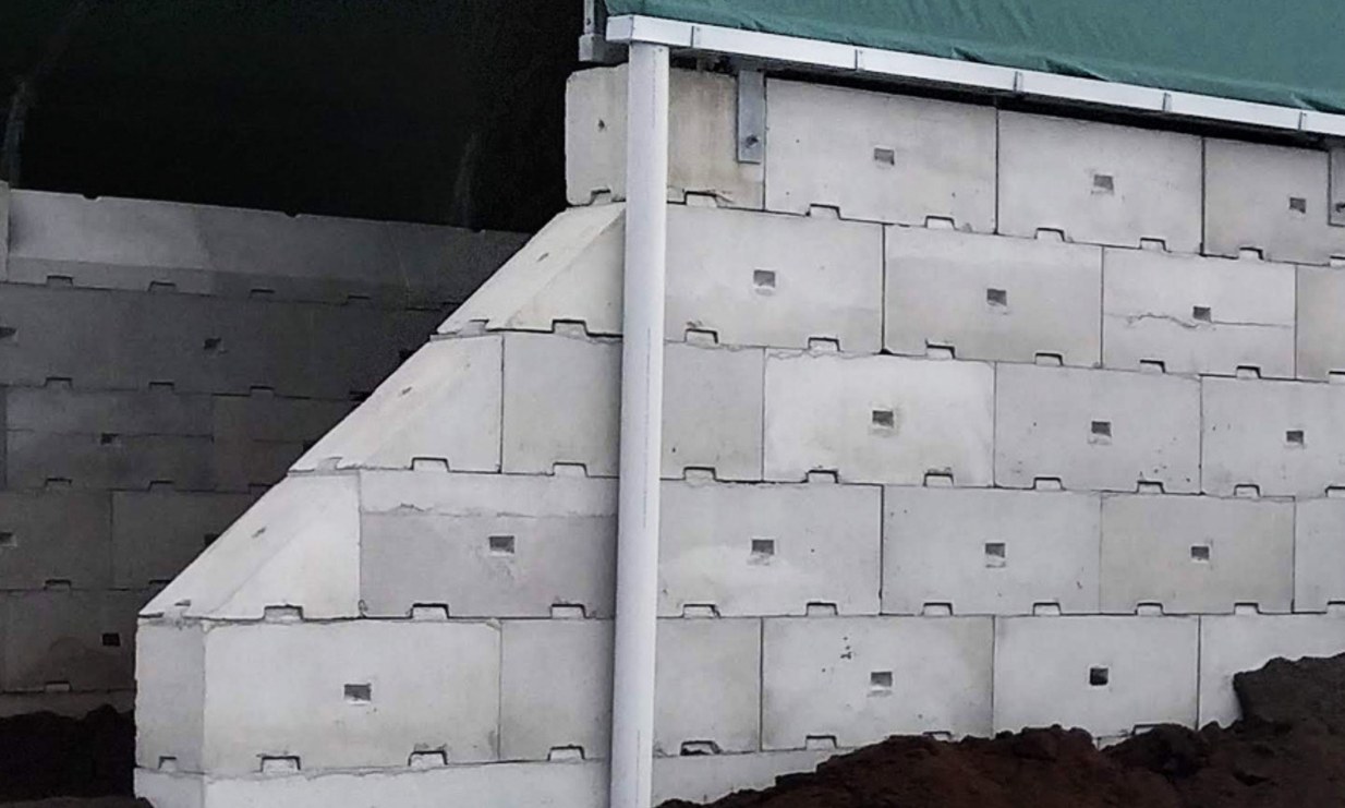 Interbloc gravity retaining wall under a canopy at a construction site