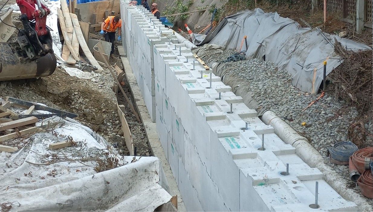 Interbloc blocks configured as a push wall for staged temporary works
