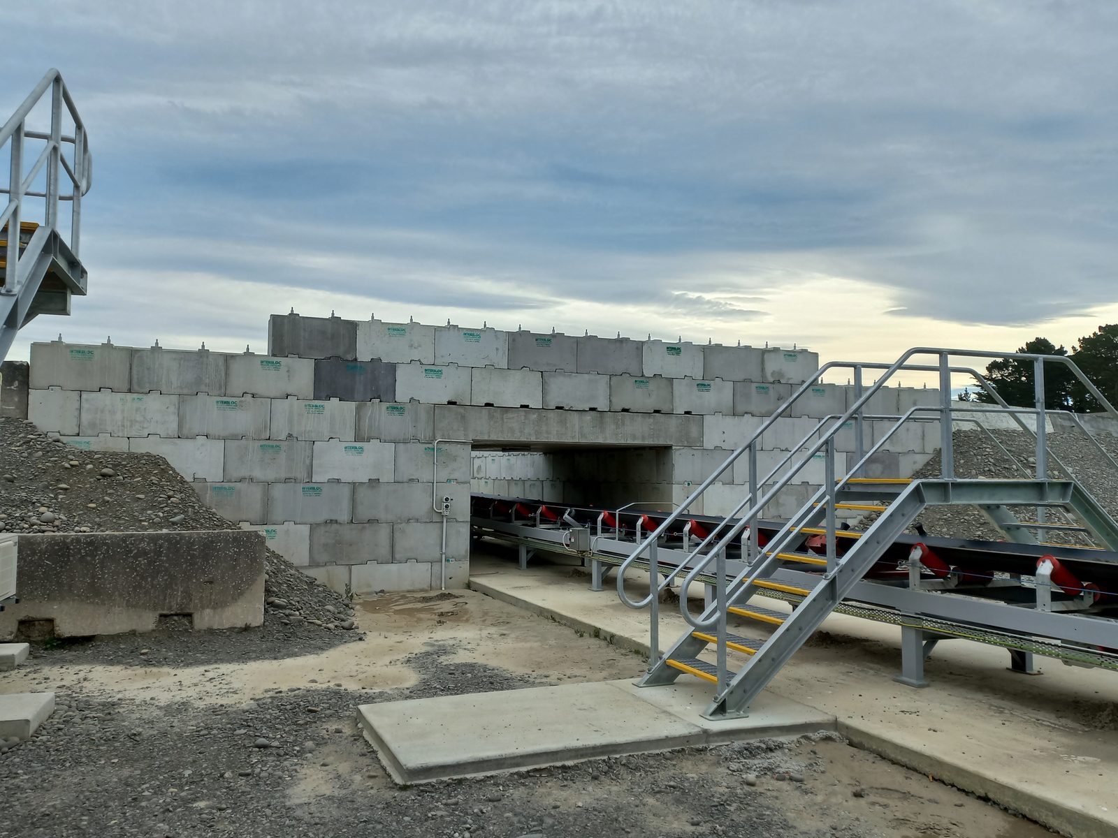 Interbloc bunker wall with a conveyor and access stairs