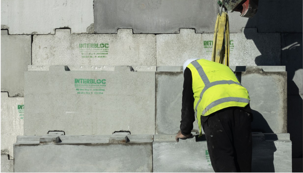 Installer positioning an Interbloc block during a wall installation