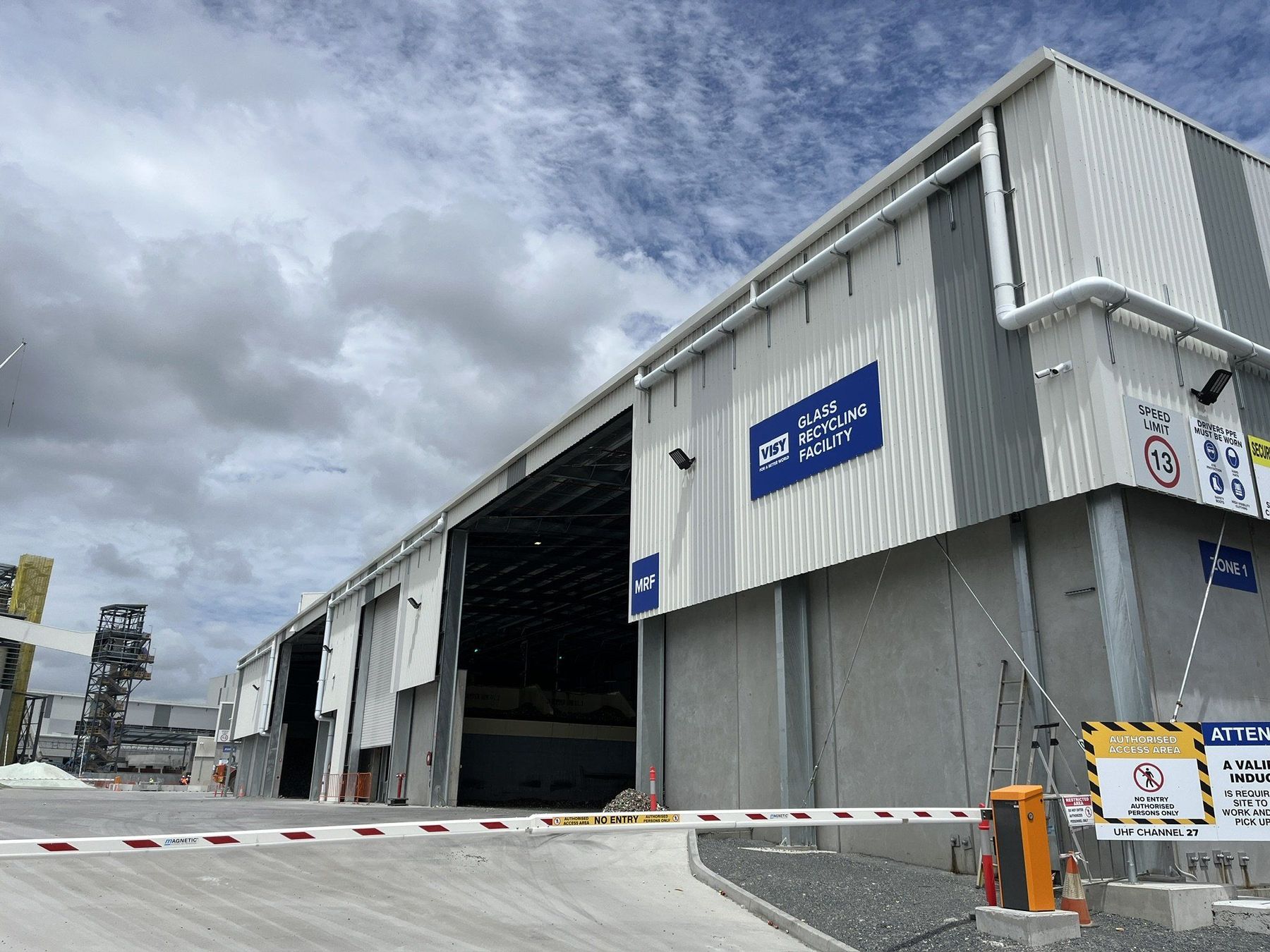 Visy Yatala glass plant under construction