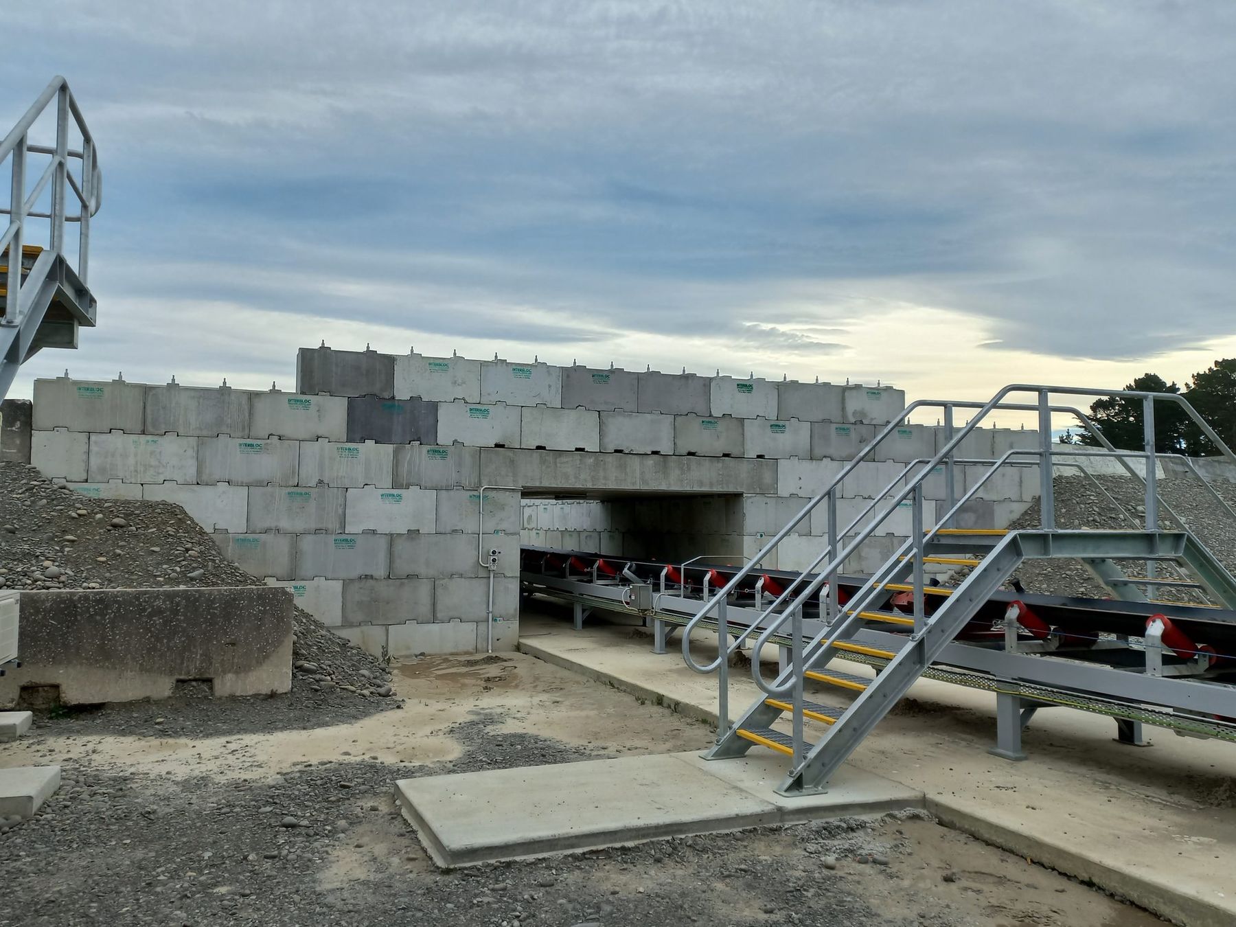 Interbloc quarry bunker with a conveyor and access stairs