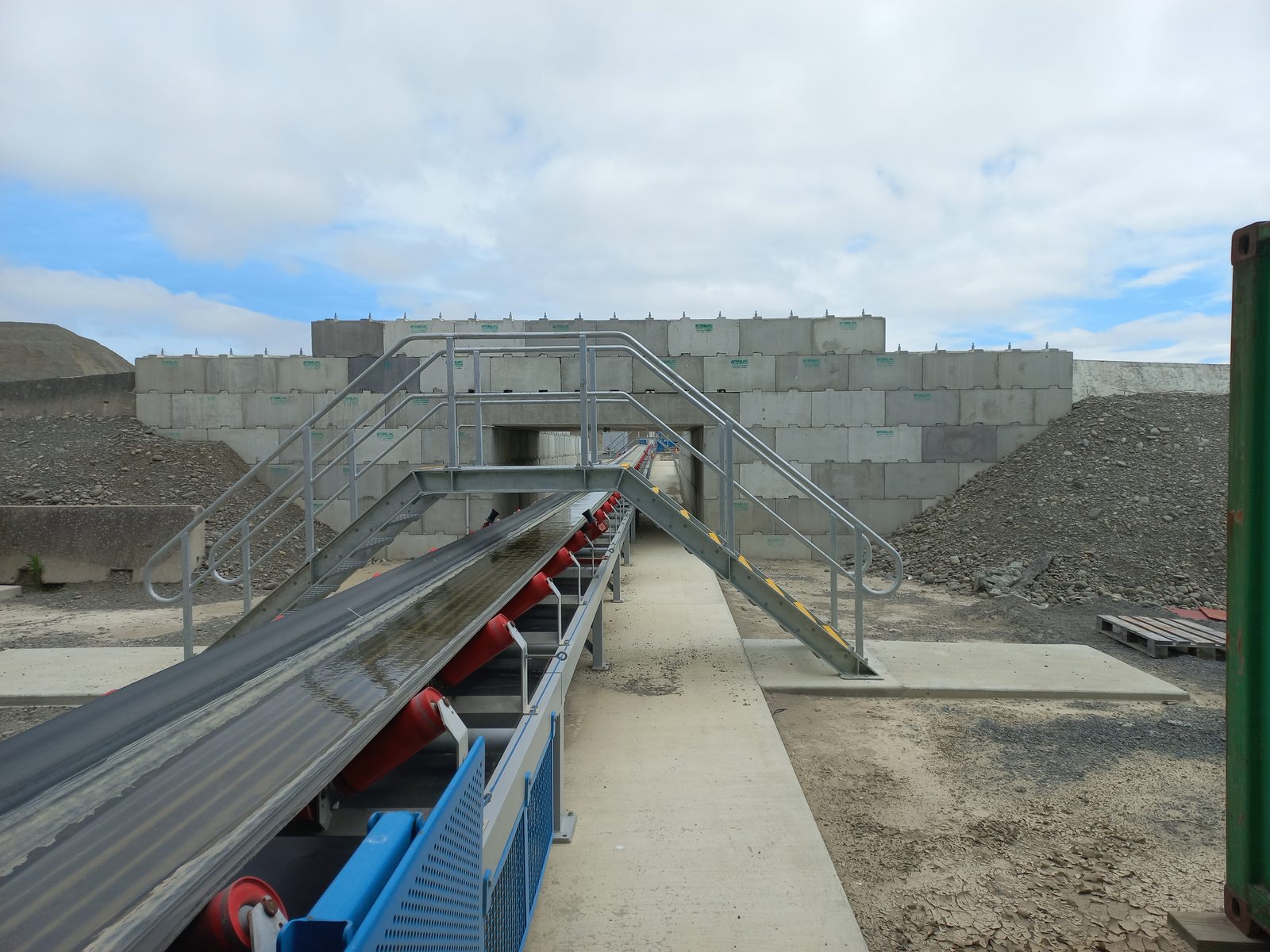 Interbloc quarry bunker with a conveyor and access stairs